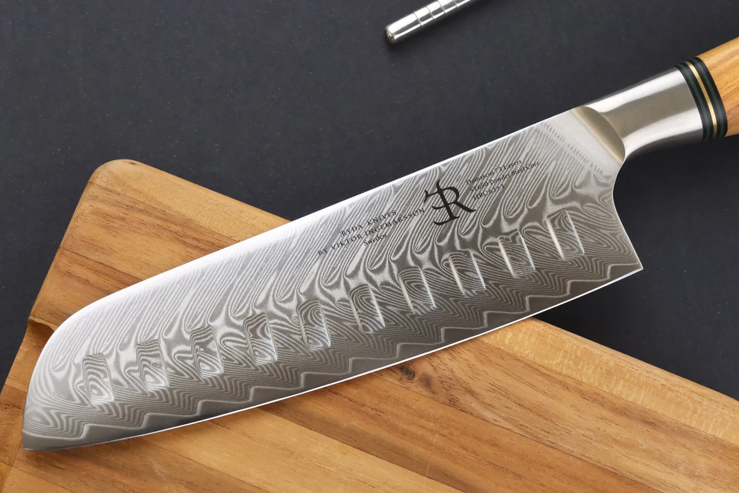 Couteau santoku alvéolé 18cm Ryda Knives ST650 Damas et manche en olivier