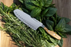 Couteau Santoku alvéolé Wüsthof Amici forgé 17cm en bois d'olivier