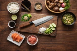 Couteau santoku 16,5cm japonais artisanal Makoto Kurosaki VG7 Damas martelé