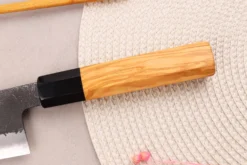Couteau santoku 16,5cm japonais artisanal Hinoura Mutsumi Ajikataya Black Nashiji