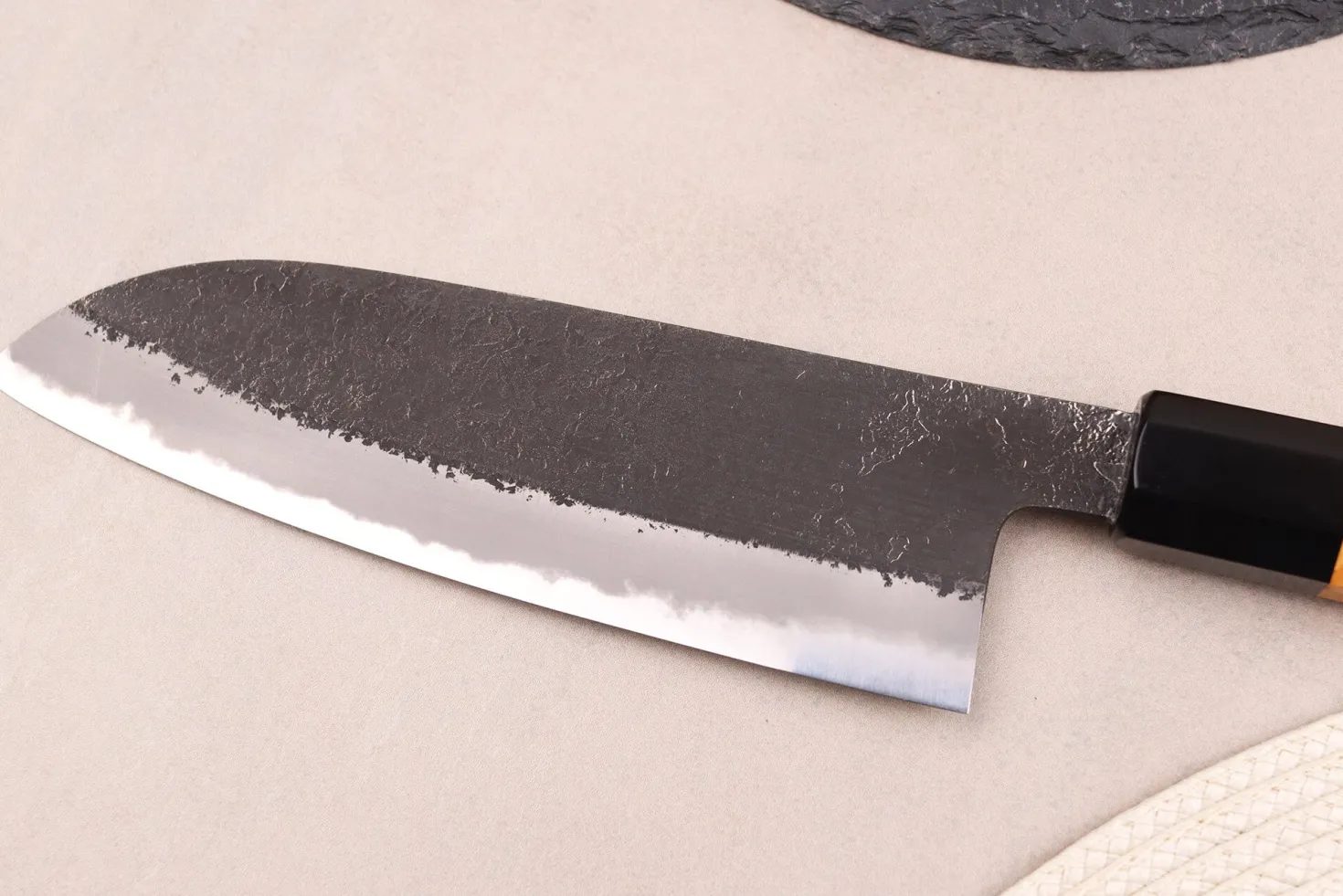 Couteau santoku 16,5cm japonais artisanal Hinoura Mutsumi Ajikataya Black Nashiji