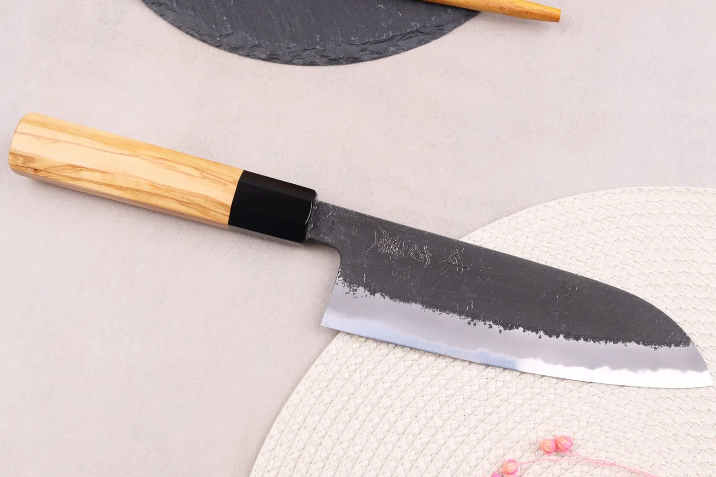 Couteau santoku 16,5cm japonais artisanal Hinoura Mutsumi Ajikataya Black Nashiji