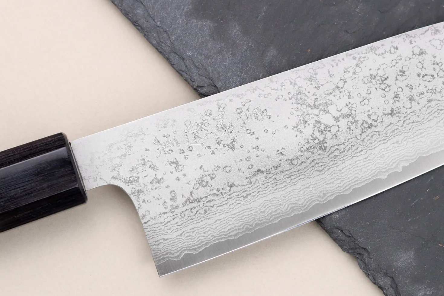 Couteau santoku 16,5cm japonais artisanal Makoto Kurosaki VG7 Damas