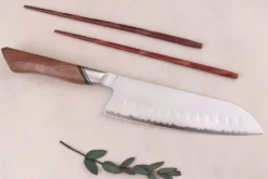 Couteau santoku 18cm Ryda Knives A-30 San Maï et manche en noyer