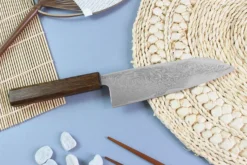 Couteau santoku japonais artisanal Wusaki Unagi AUS10 damas 16,5cm manche chêne