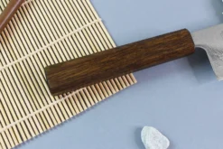 Couteau santoku japonais artisanal Wusaki Unagi AUS10 damas 16,5cm manche chêne