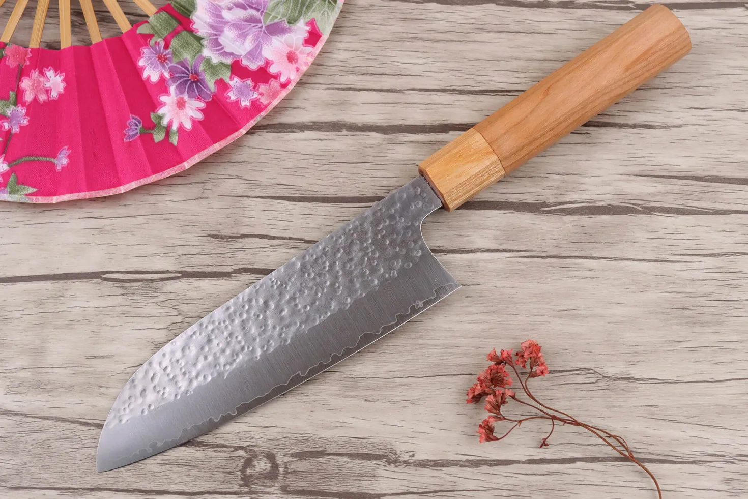 Couteau santoku japonais artisanal Makoto Kurosaki Sakura acier SG2 martelé 16.5cm