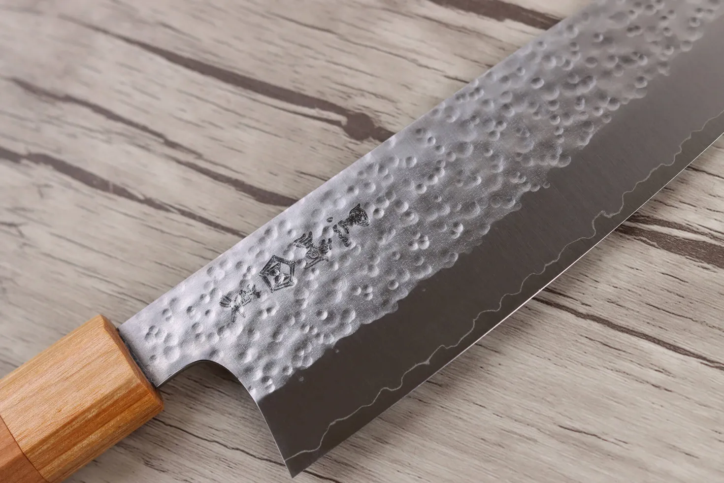 Couteau santoku japonais artisanal Makoto Kurosaki Sakura acier SG2 martelé 16.5cm