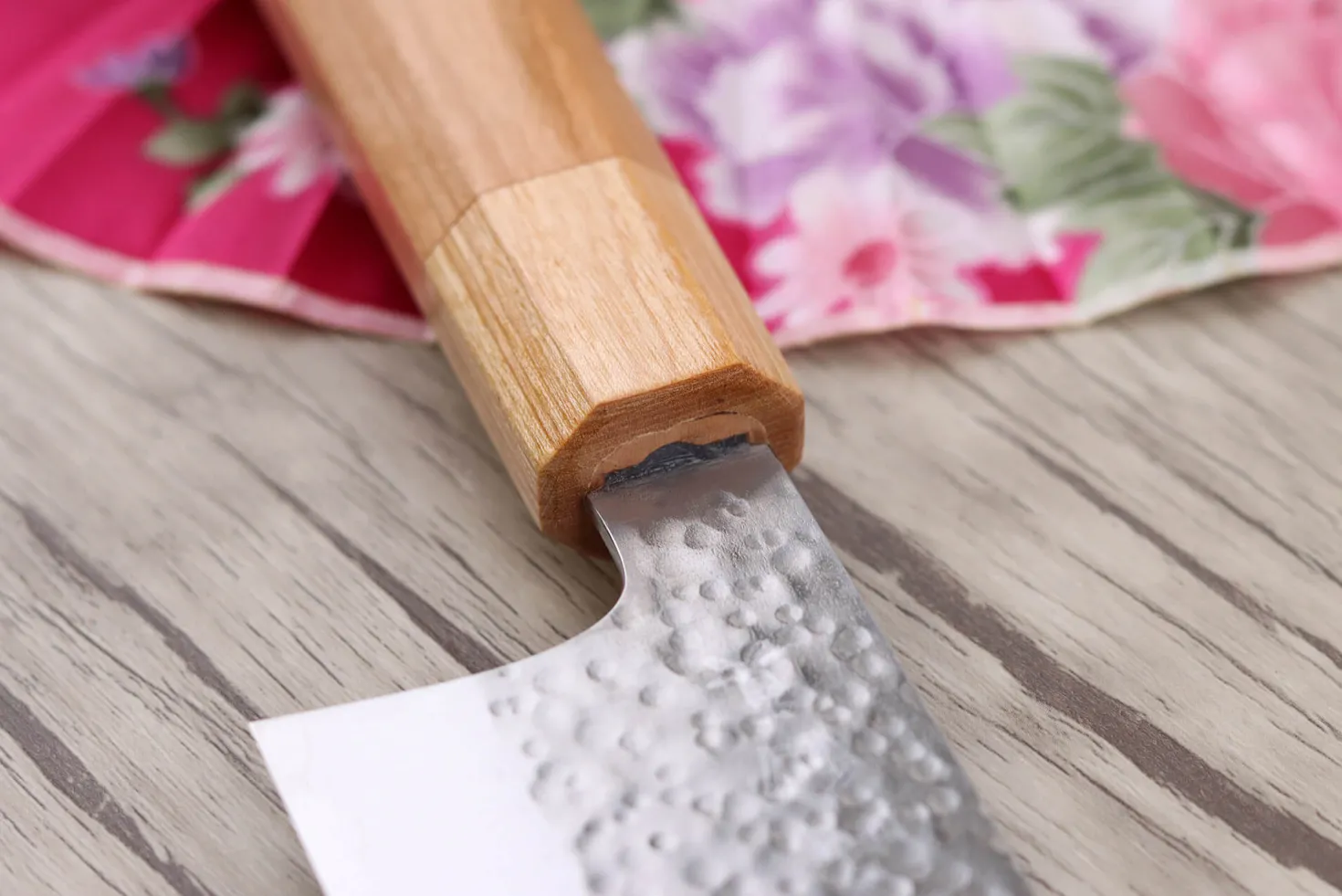 Couteau santoku japonais artisanal Makoto Kurosaki Sakura acier SG2 martelé 16.5cm