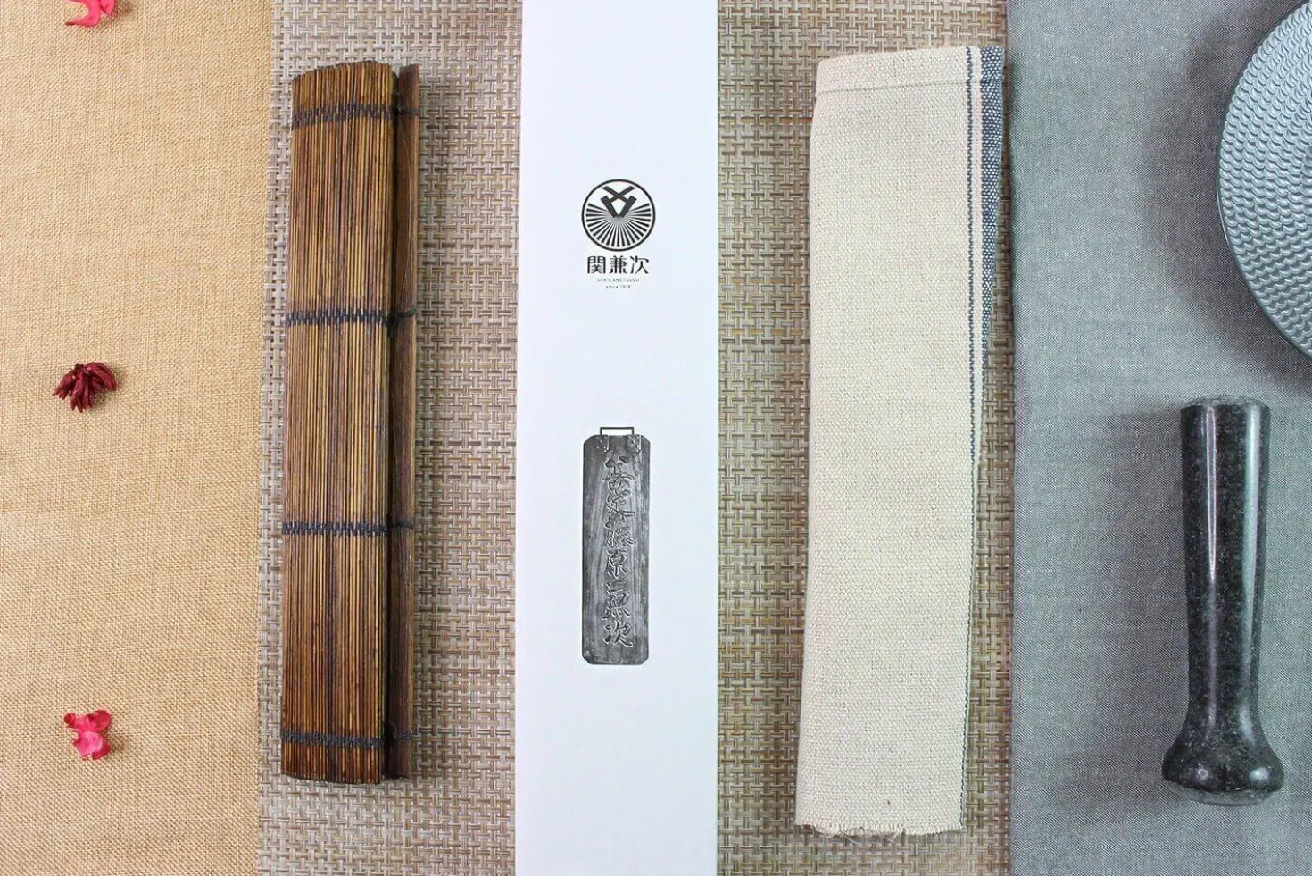 Couteau santoku japonais Kanetsugu Zuiun acier SPG2 damas 18cm