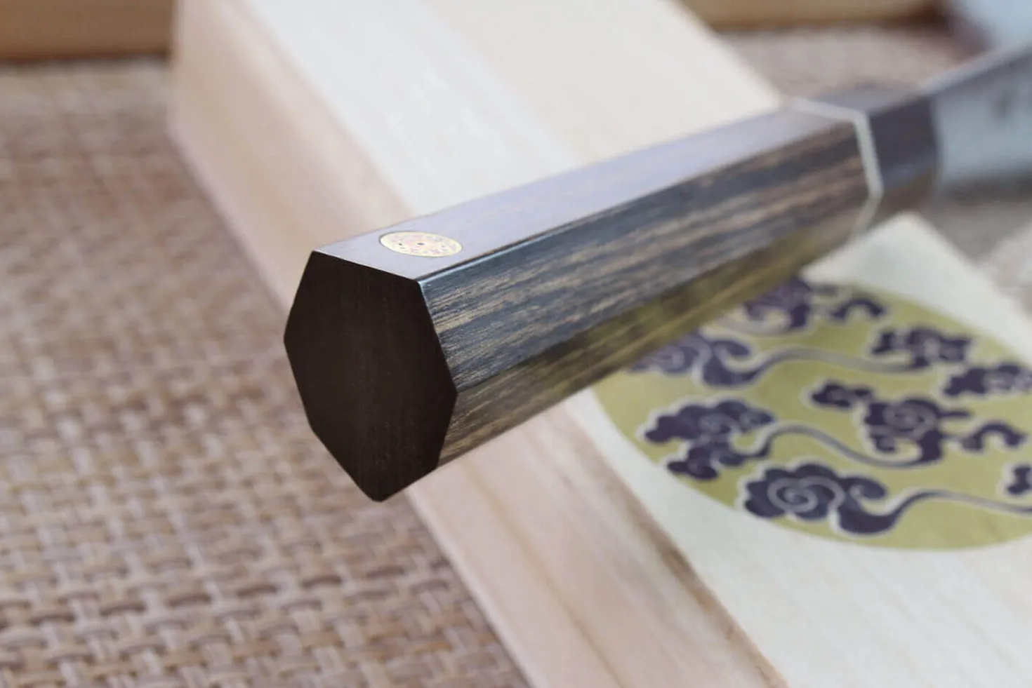 Couteau santoku japonais Kanetsugu Zuiun acier SPG2 damas 18cm