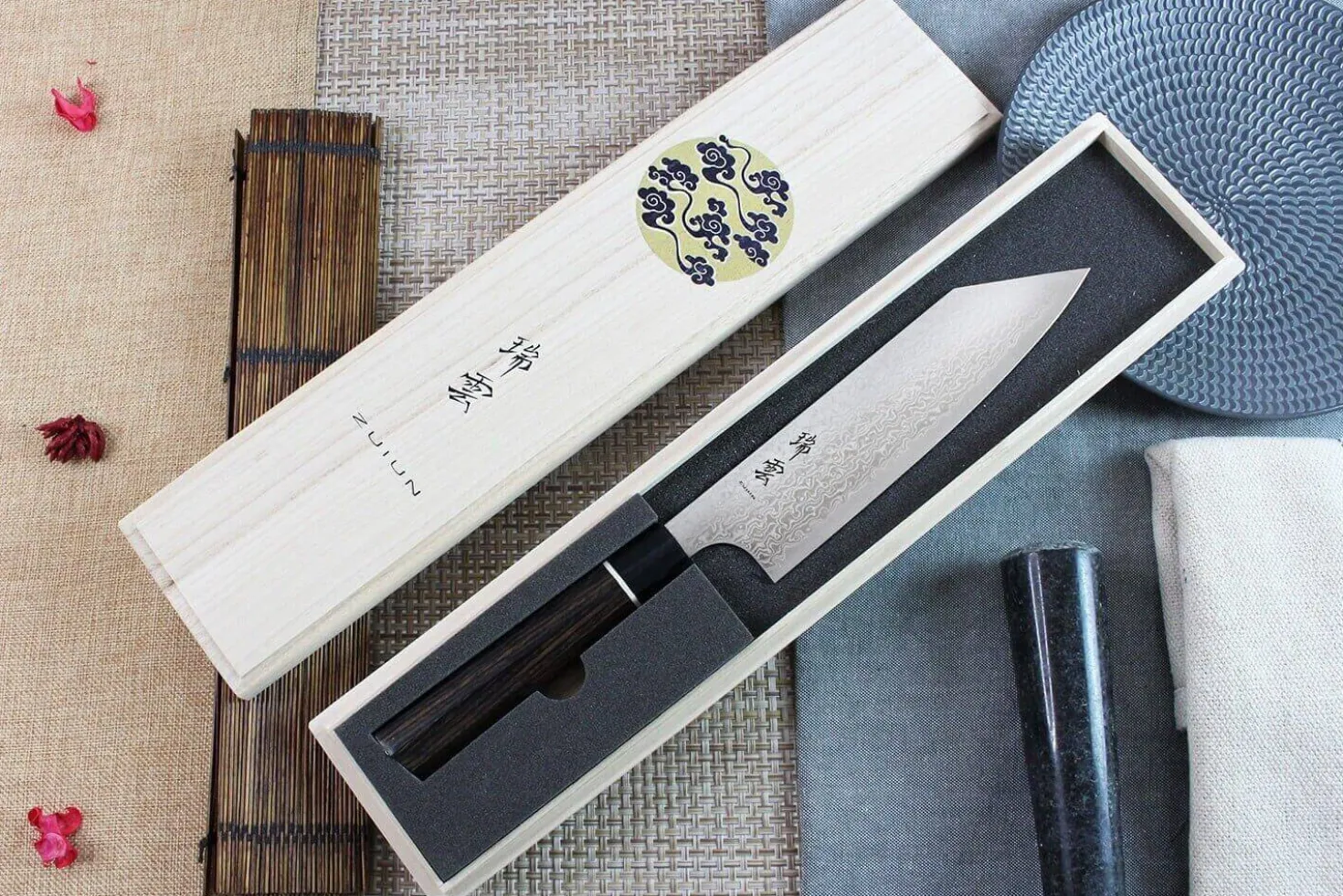 Couteau santoku japonais Kanetsugu Zuiun acier SPG2 damas 18cm