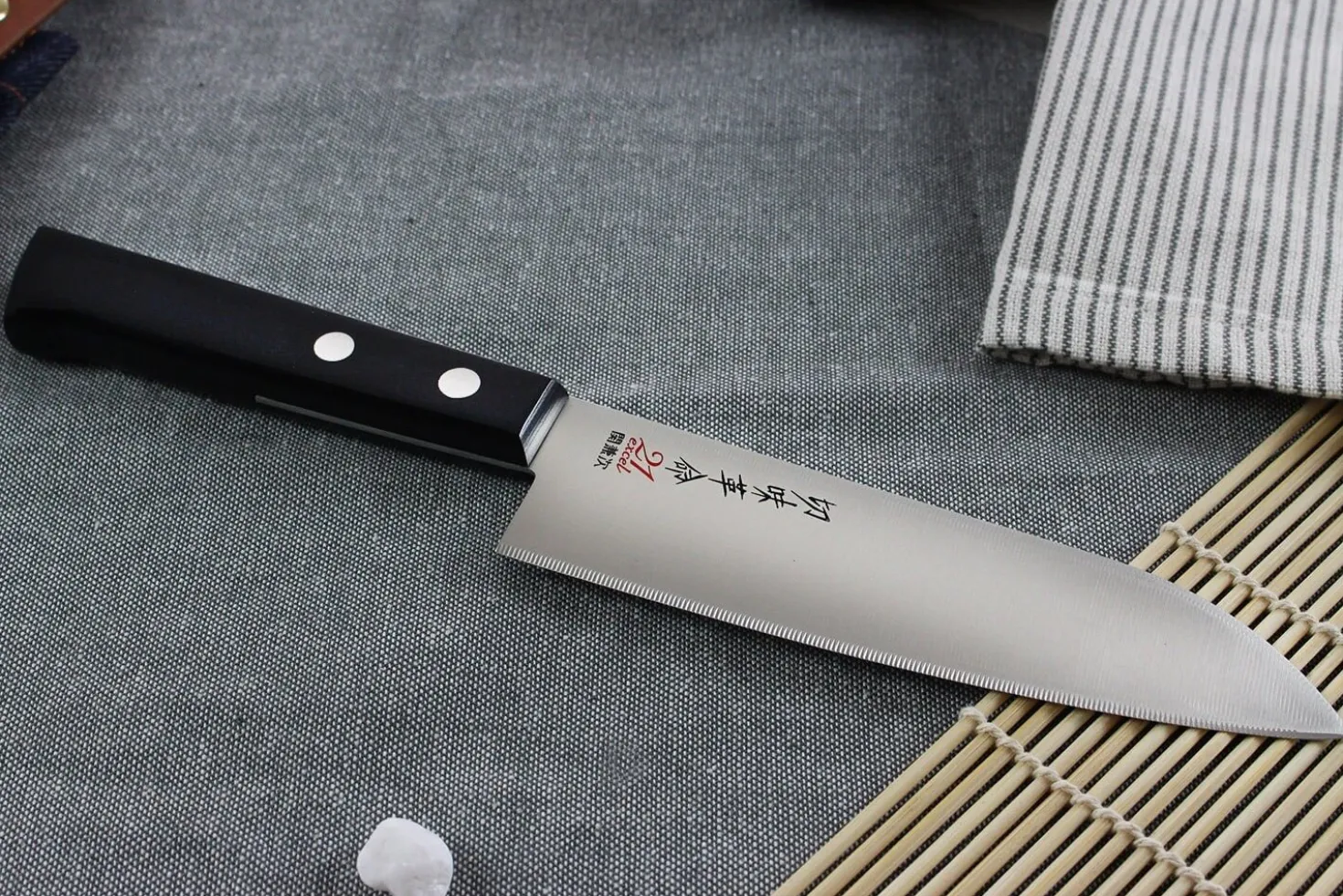 Couteau santoku japonais Kanetsugu Rev 21 lame 13.5cm micro dentée