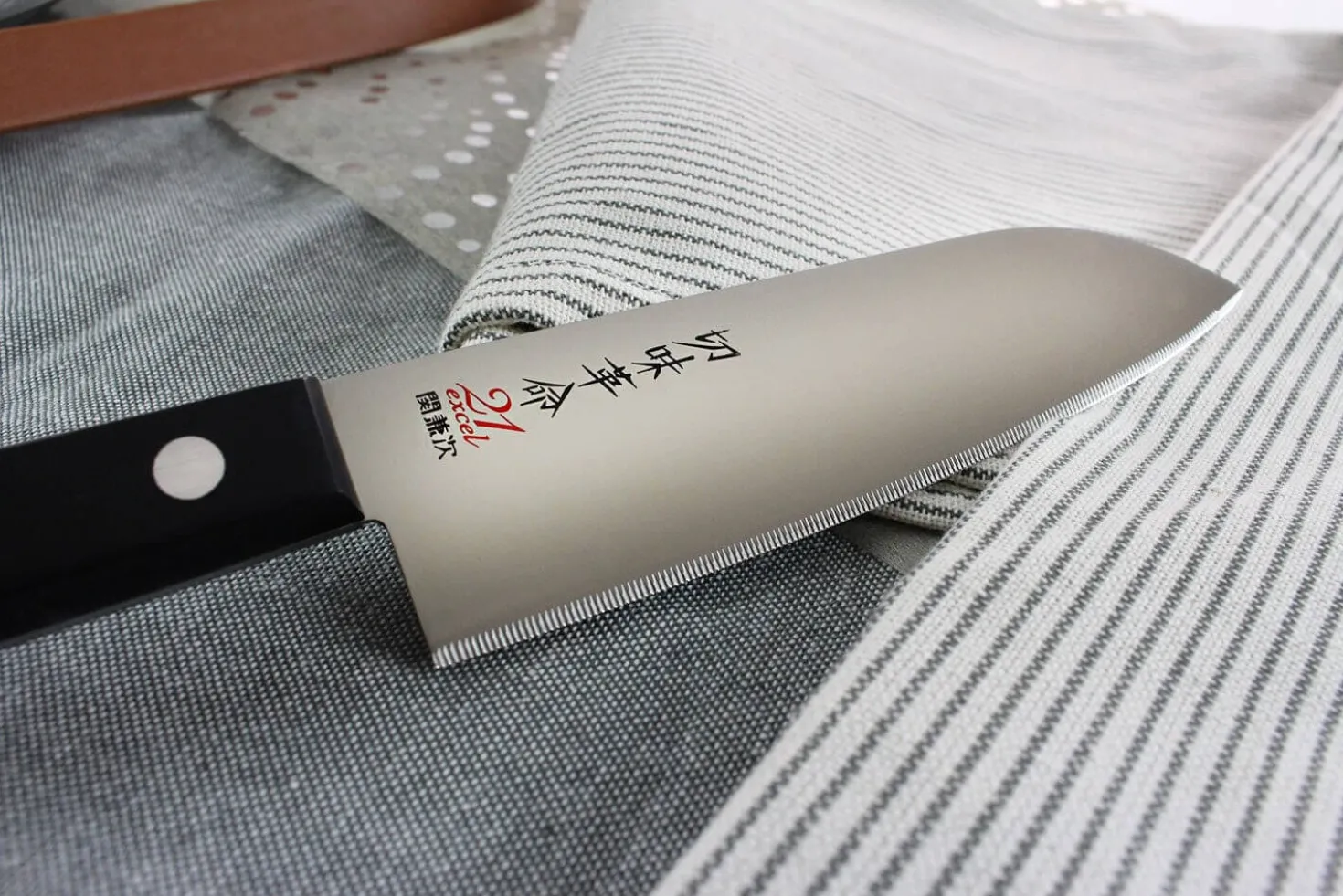 Couteau santoku japonais Kanetsugu Rev 21 lame 13.5cm micro dentée
