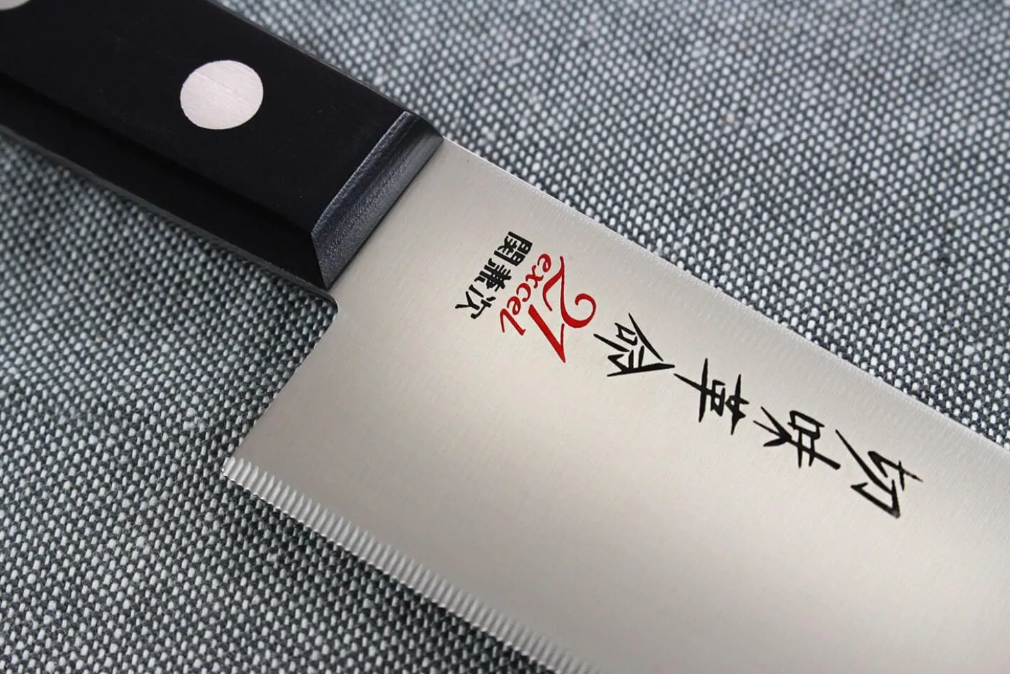 Couteau santoku japonais Kanetsugu Rev 21 lame 13.5cm micro dentée