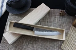 Couteau santoku japonais Shizu Hamono Yamato martelé 18cm manche sombre