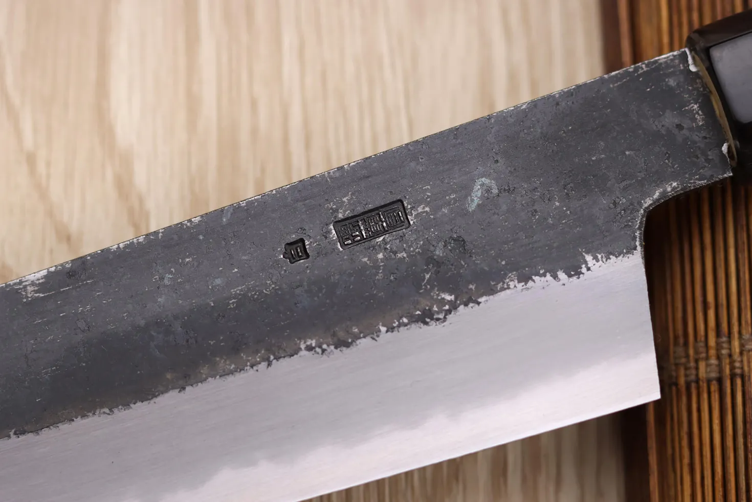 Couteau santoku kiritsuke 18cm japonais artisanal Sakai Kikumori Kikuzuki Kuro