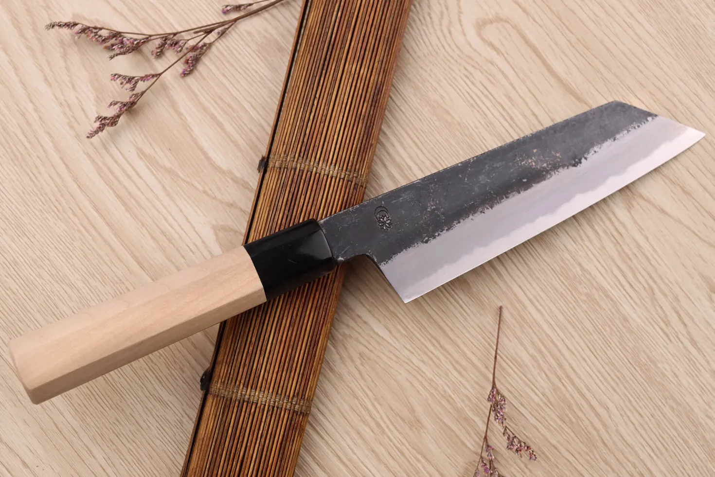 Couteau santoku kiritsuke 18cm japonais artisanal Sakai Kikumori Kikuzuki Kuro