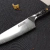 Couteau santoku Wusaki Sakin Damas 10Cr 17cm manche en fibre de carbone et feuille d'or