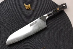 Couteau santoku Wusaki Sakin Damas 10Cr 17cm manche en fibre de carbone et feuille d'or