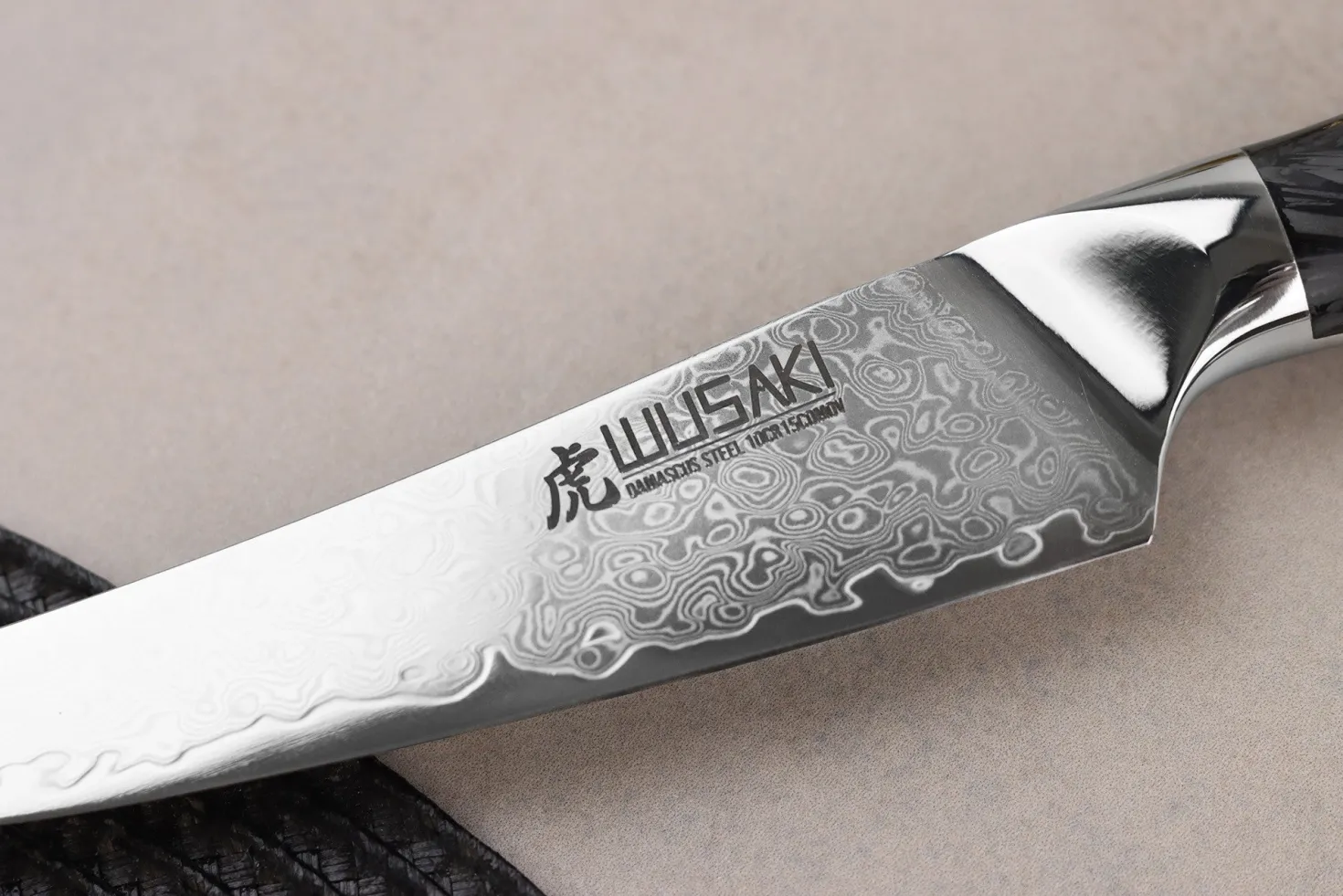 Couteau à steak Wusaki Sakin Damas 10Cr 13cm manche en fibre de carbone et feuille d'or