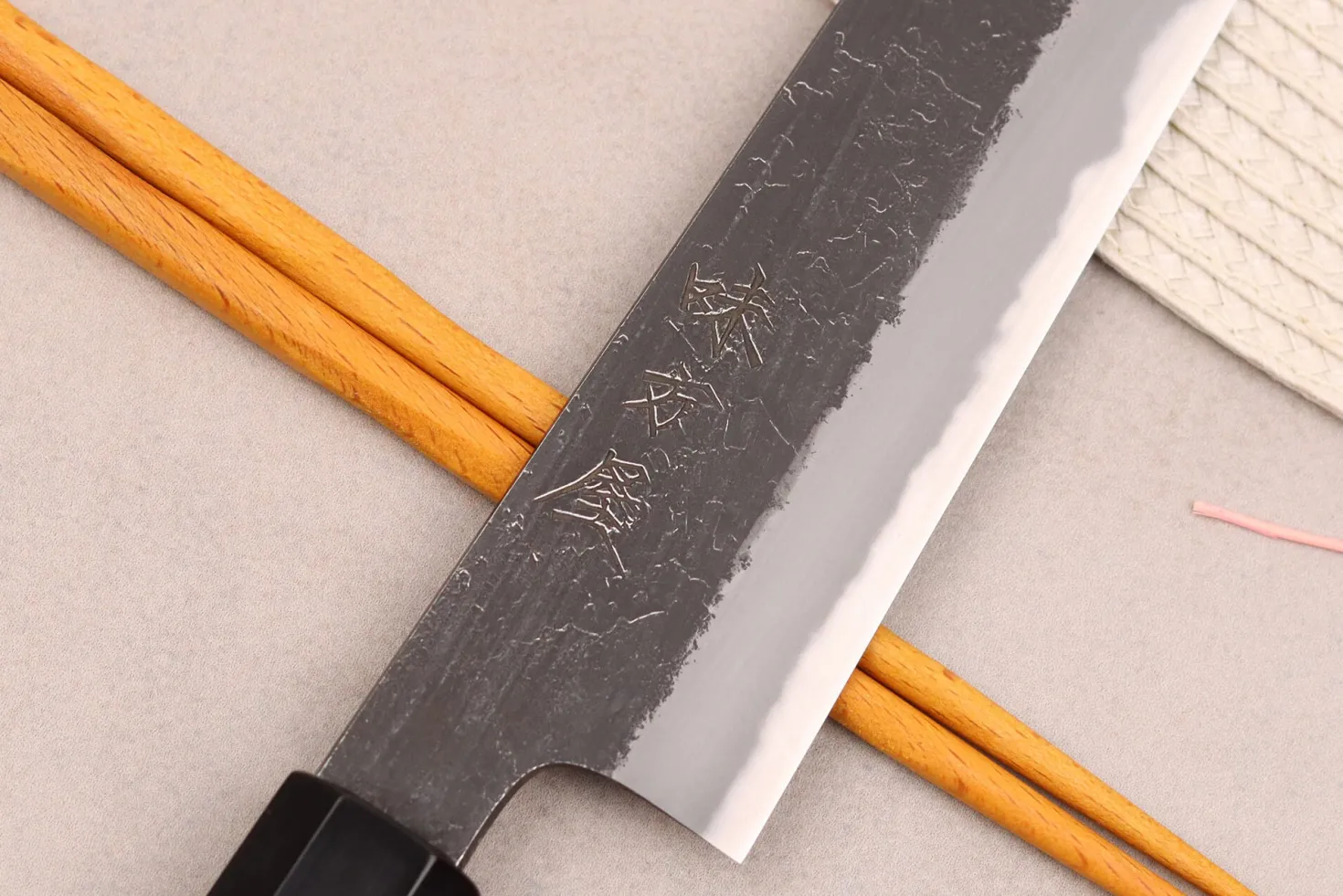 Couteau sujihiki 24cm japonais artisanal Hinoura Mutsumi Ajikataya Black Nashiji