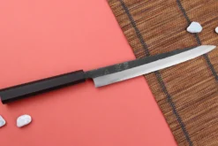 Couteau yanagiba 24cm japonais artisanal Hatsukokoro Shirasagi manche en ébène