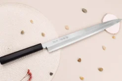 Couteau yanagiba japonais artisanal 33cm Sakai Takayuki Byakko manche en ébène + étui