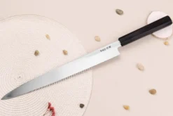 Couteau yanagiba japonais artisanal 33cm Sakai Takayuki Byakko manche en ébène + étui