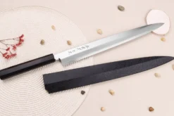 Couteau yanagiba japonais artisanal 33cm Sakai Takayuki Byakko manche en ébène + étui
