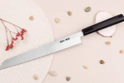 Couteau yanagiba kiritsuke japonais artisanal 27cm Sakai Takayuki Byakko manche en ébène + étui