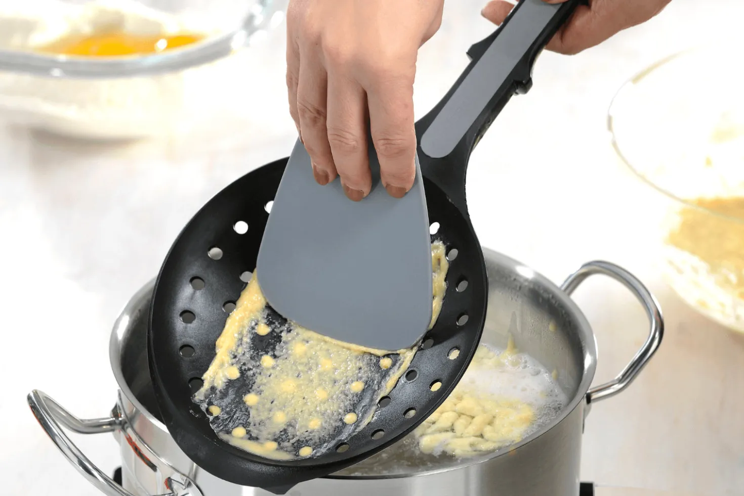 Cuillère à spaetzle Gefu Scodel avec spatule flexible