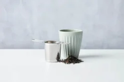 Filtre à thé Point Virgule en inox avec poignées pliables