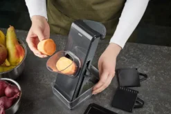 Mandoline verticale Gefu Stando avec récipient de collecte et couvercle