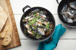 Marmite à moules KitchenCraft World of Flavors en acier émaillé