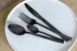 Ménagère 16 couverts Mikasa Ciara Diseno en acier inox noir