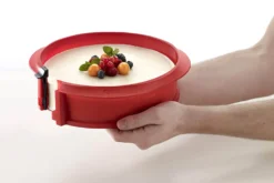 Moule à manqué démontable Lékué 23cm en silicone rouge + assiette en céramique