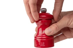 Moulin à poivre manuel Peugeot Bistro en bois de hêtre laqué rouge passion 10cm