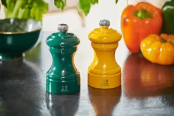 Moulin à poivre manuel Peugeot Bistro en bois de hêtre laqué vert forêt 10cm