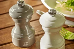 Moulin à poivre manuel Peugeot Bistro en bois de hêtre laqué gris taupe 10cm
