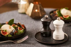 Moulin à poivre manuel Peugeot Bistro en bois de hêtre noir mat 10cm