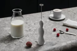 Mousseur à lait électrique Alessi Pulcina design par Michele De Lucchi