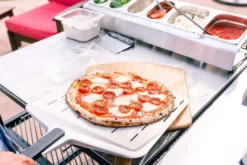 Pelle à pizza perforée Ooni 30cm en aluminium anodisé