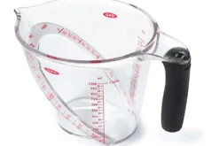 Pichet mesureur OXO avec bec verseur tritan