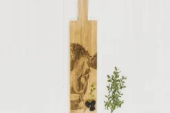 Planche apéritif en chêne Selbrae House 65x15x2cm avec poignée - Motif vache