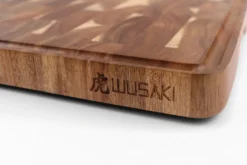 Planche à découper Wusaki bois d'acacia damier pieds antidérapants 35 x 25 x 2,5cm