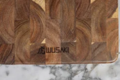 Planche à découper Wusaki en bois d'acacia damier avec poignée 41 x 22 x 2cm