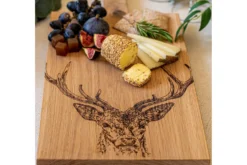 Planche de service en chêne Selbrae House 50x25x2cm avec poignée - Motif cerf