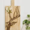 Planche de service en chêne Selbrae House 50x25x2cm avec poignée - Motif cerf