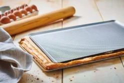 Plaque de cuisson De Buyer en inox micro perforée 40x30cm à bords pincés